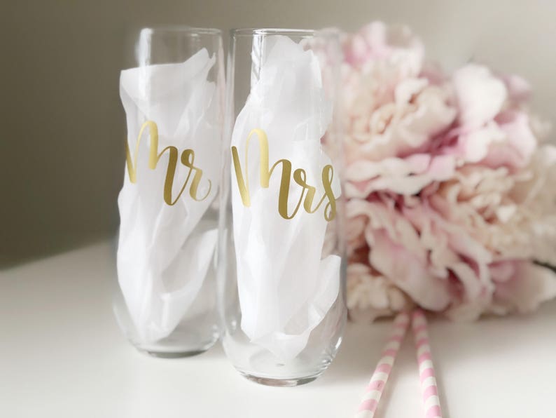 Mr and mrs champagne flutes- mr and mrs champagne glasses- mr and mrs wedding flutes- mr and mrs toasting flutes- gold mr and mrs flutes
